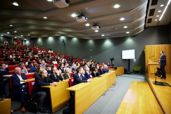 Image of Luigi Zingales speaking at the Inaugural Sir Oliver Hart Lecture organised by the Financial Markets Group at the LSE